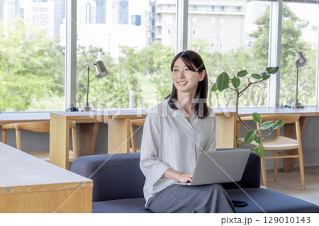 若い女性 カフェ コワーキング シェアオフィス 若い女性 カフェ コワーキング シェアオフィス 129010143
