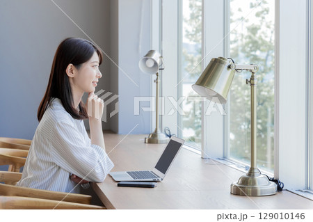 若い女性　カフェ　スマホ　コワーキング　シェアオフィス 129010146
