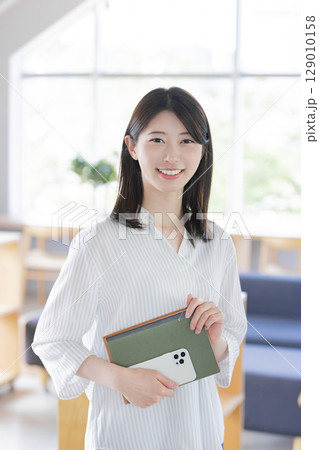 デザイナーズオフィスで働く女性 129010158