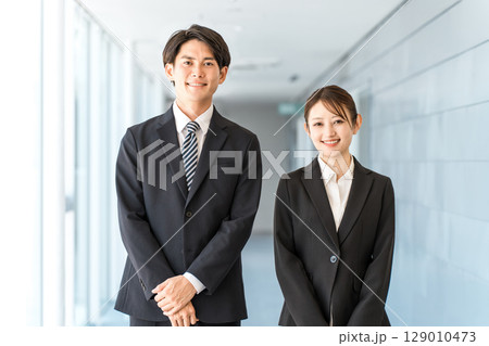 スーツを着た若い男女のアジア人ビジネスパーソン（弁護士・税理士・会計士・公務員・銀行員） 129010473
