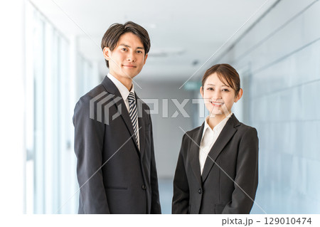 スーツを着た若い男女のアジア人ビジネスパーソン（弁護士・税理士・会計士・公務員・銀行員） 129010474