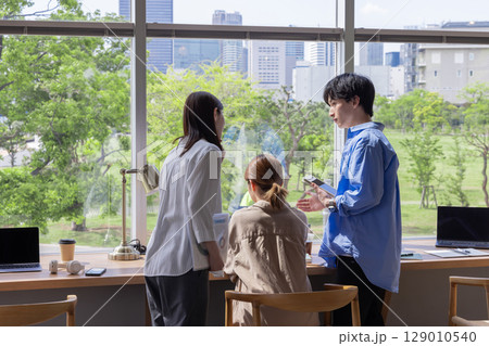 デザイナーズオフィス　新緑　ビル群　青空　窓辺 129010540