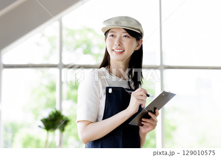 オーダを取るカフェ店員 129010575