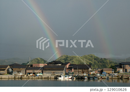 Double rainbow 雨上がりの漁港にかかる二重の虹(ダブルレインボー),能登で見る幸運の虹 Double rainbow 雨上がりの漁港にかかる二重の虹(ダブルレインボー),能登で見る幸運の虹 129010626