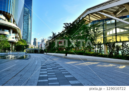 東京　高輪ゲートウェイシティから見た高輪ゲートウェイ駅舎  129010722
