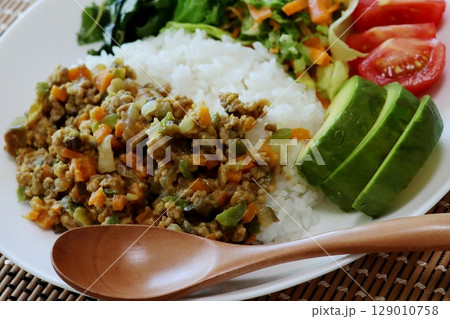 野菜がたくさんのったキーマカレープレート 野菜がたくさんのったキーマカレープレート 129010758
