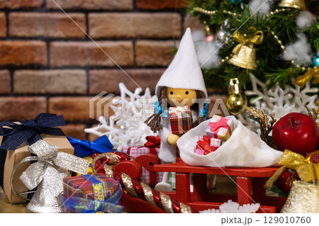ギフトボックスとクリスマスオーナメントとニッセ 129010760
