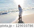 海辺の女性 129010786