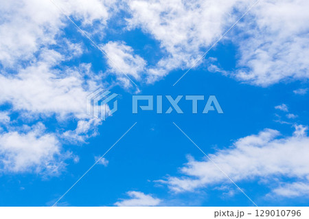 雨上がりの澄んだ青空と白い雲92 129010796