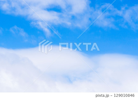 雨上がりの澄んだ青空と白い雲83 129010846