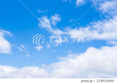雨上がりの澄んだ青空と白い雲84 129010848