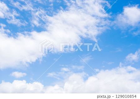 雨上がりの澄んだ青空と白い雲100 129010854
