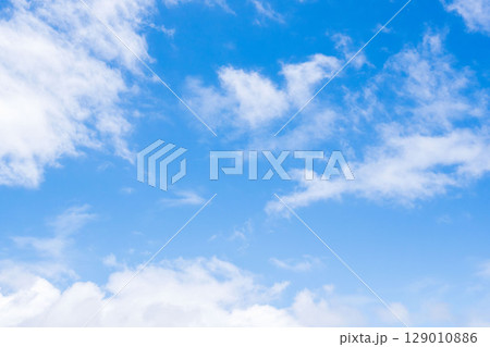 雨上がりの澄んだ青空と白い雲104 129010886