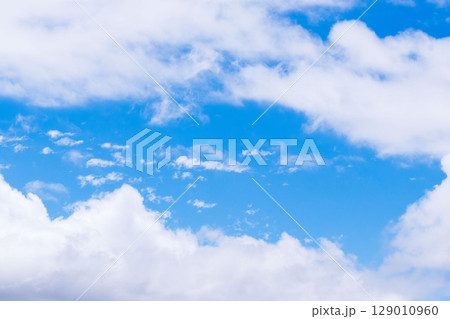 雨上がりの澄んだ青空と白い雲73 129010960