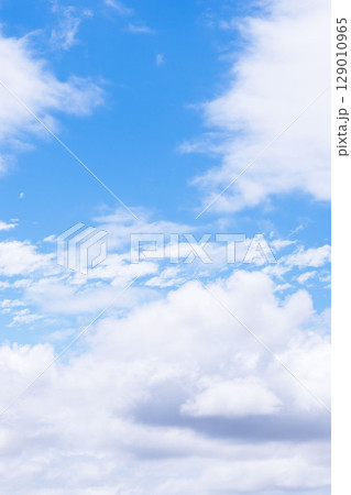 雨上がりの澄んだ青空と白い雲77 129010965