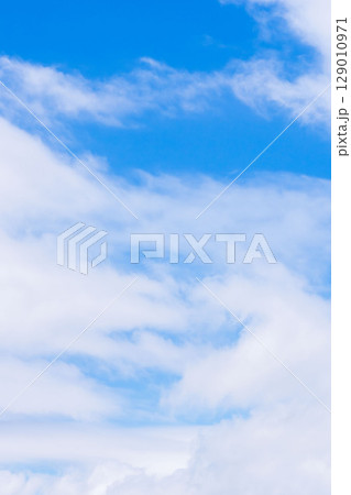 雨上がりの澄んだ青空と白い雲80 129010971