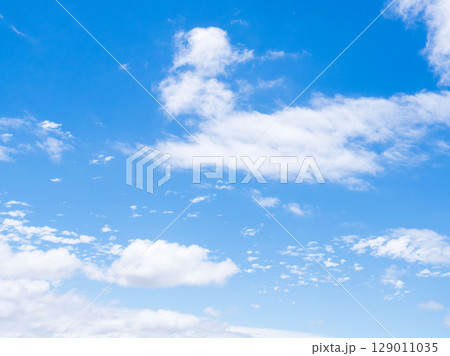 雨上がりの澄んだ青空と白い雲61 129011035