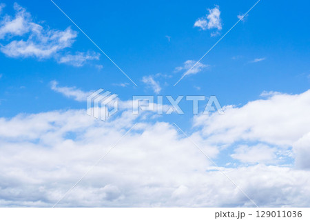 雨上がりの澄んだ青空と白い雲62 129011036