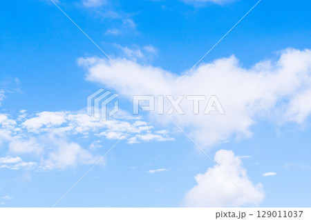 雨上がりの澄んだ青空と白い雲63 129011037