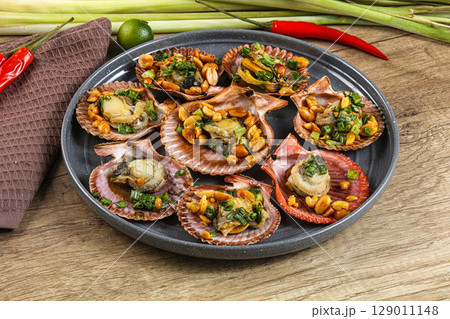 Baked scallops with scalion oil 129011148