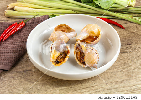 Snails baked with garlic and spices 129011149