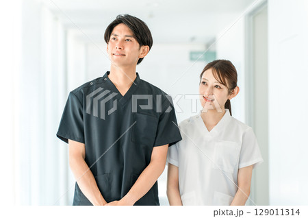 スクラブ姿の医療従事者,医療スタッフ,医師の男性と白衣姿の看護師の女性 129011314
