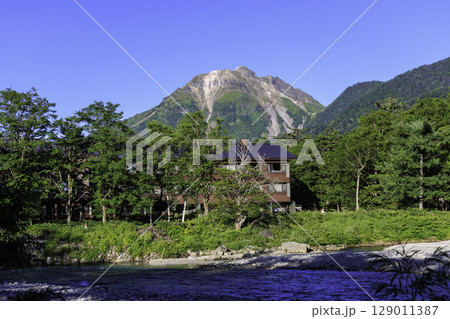 夏の朝日を浴びる焼岳とホテル白樺荘の風景 夏の朝日を浴びる焼岳とホテル白樺荘の風景 129011387