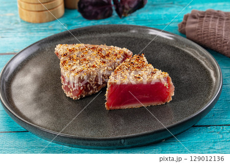 Tuna tataki with sesame seeds 129012136