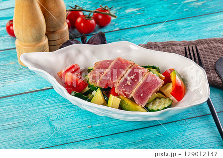 Salad with tuna tataki and avocado 129012137