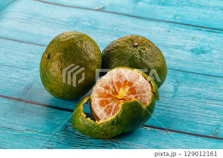 Ripe green organic orange citrus 129012161