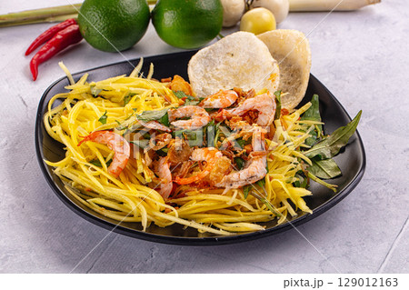 Salad with mango and prawn 129012163