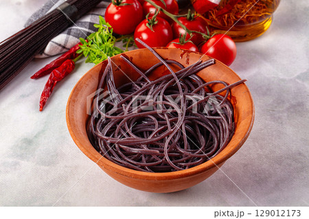 Boiled black rice noodles spaghetti 129012173