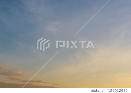 初夏の空　茜色に染まる夕焼け空09 129012982