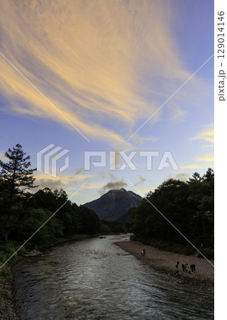 夕暮れの焼岳と梓川に映るピンク色の雲と静かな風景 夕暮れの焼岳と梓川に映るピンク色の雲と静かな風景 129014146