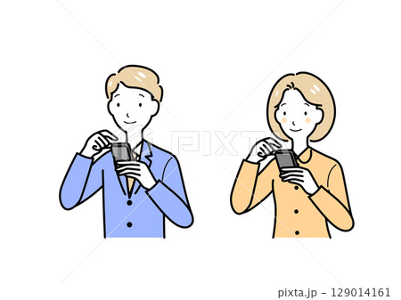 スマホを操作する男女 129014161