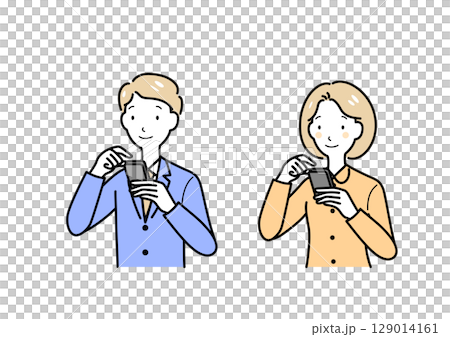 スマホを操作する男女 129014161