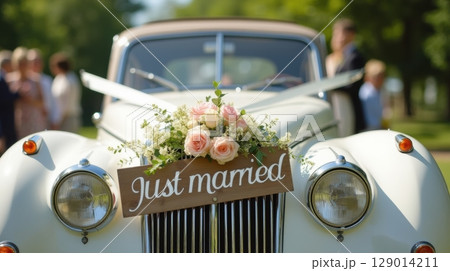 wedding couple on retro car 129014211