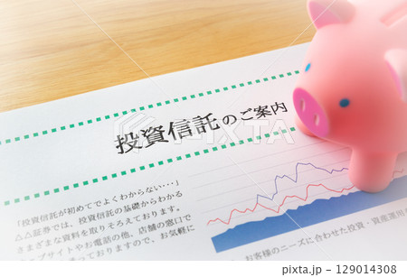 投資信託のご案内　ブタの貯金箱　資産運用　投信　金融商品 129014308