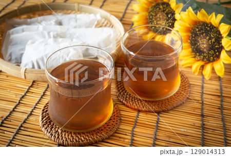 麦茶と麦茶ティーバッグ ノンカフェイン 麦茶と麦茶ティーバッグ ノンカフェイン 129014313