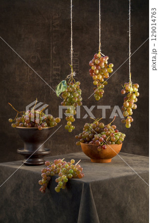 Still life with ripe grapes against a dark background 129014763