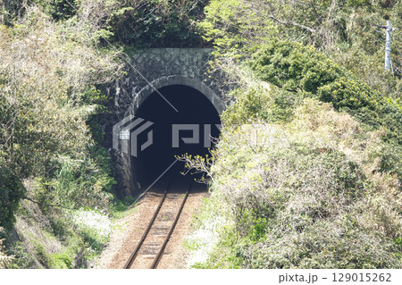 展望台から見える山の斜面に開いた鉄道のトンネルと線路 展望台から見える山の斜面に開いた鉄道のトンネルと線路 129015262