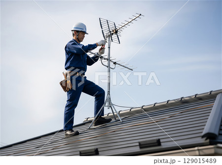 「日本の住宅街で働く電気工事士｜信頼と安心の仕事風景」 129015489