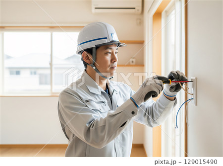 「家庭用電気配線の点検作業｜屋内メンテナンスの現場」 129015490
