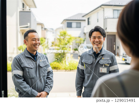 「笑顔で挨拶する電気工事士｜丁寧な対応と確かな技術」 129015491