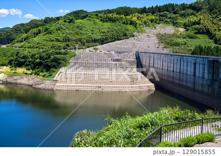 〈島根県〉少雨の影響で貯水率が低下した尾原ダム（30％台） 129015855