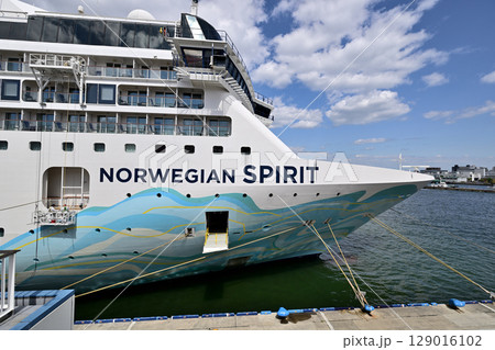 神戸港に停泊中のクルーズ船　「ノルウェージャン スピリット  （Norwegian Spirit）」 129016102