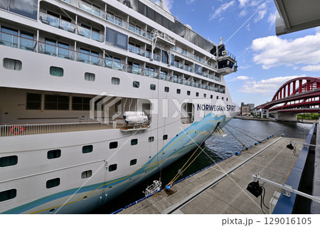 神戸港に停泊中のクルーズ船　「ノルウェージャン スピリット  （Norwegian Spirit）」 129016105