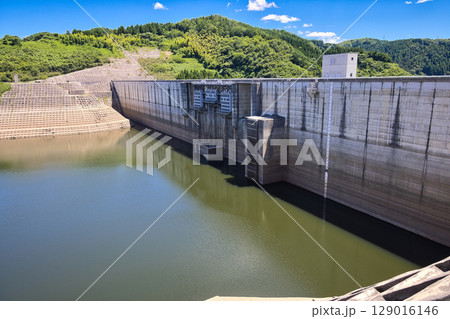 〈島根県〉少雨の影響で貯水率が低下した尾原ダム（30％台） 129016146