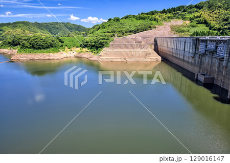 〈島根県〉少雨の影響で貯水率が低下した尾原ダム（30％台） 129016147