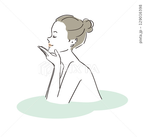 気持ちよさそうに入浴する綺麗な女性 129016398